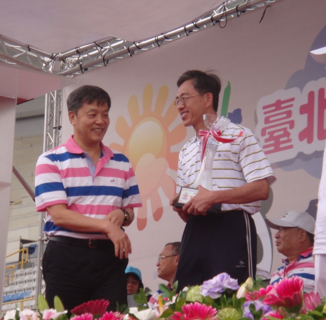 We are the Champion in Group A Fun Competitions! Chief Secretary Chen accepted the award from Deputy Mayor Chen.