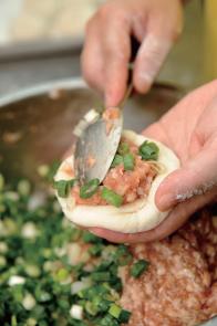 原上海生煎包選用上等豬肉搭配青葱提味,抓住了許多死忠顧客的胃。