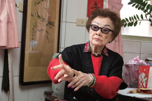登臺八十多年的戴綺霞,是臺灣京劇界難能可貴的國寶級人物。