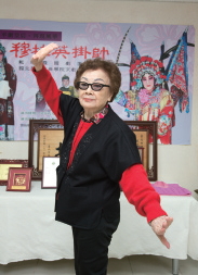 喜歡愛國戲曲的戴綺霞對京劇的貢獻,鞠躬盡瘁,令人感佩。