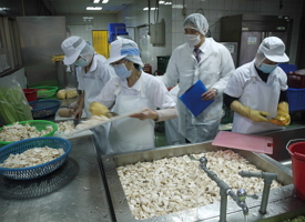 台北市政府教育局人员至营养午餐厨房督查食材来源。（图／教育局提供）