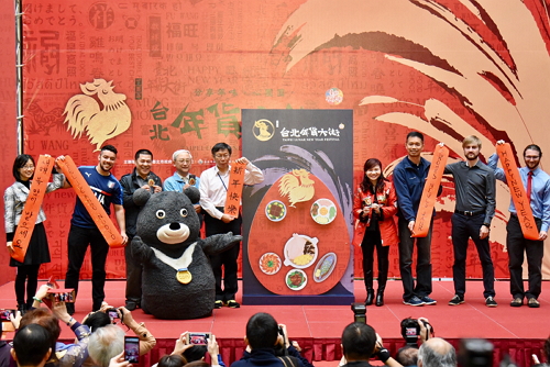 Mayor Ko kicks off CNY activities with Universiade mascot Bravo.