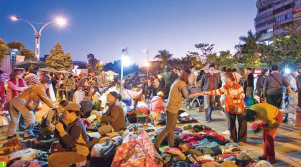 In addition to second-hand items, Tianmu Market has clothing, shoes, and other goods from countries round the world.