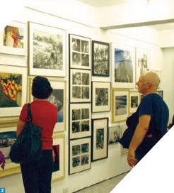 The Taiwan Photography Museum Preparatory Office has over 200 photographic works of art on display, attracting many foreign visitors.