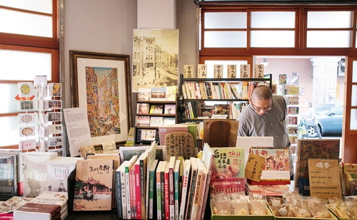  Bookstore 1920s believes their book selection breaks the boundary between time and space and allows readers to enter the glorious times of the 1920s.(Photo: Shi Chuntai)