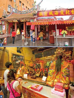 3.The Xiahai City God Temple, also long known as the Old Man Under the Moon Temple, is a key Taipei Historical Relic of the Third Grade. 4.The City God, the temple’s main deity, protects and blesses the local populace
