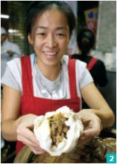 2. The renowned Dadaocheng purveyor of meat-filled steamed buns, Miaokou Roubao.