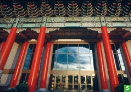 The National Concert Hall is an expression of classical Chinese palace-style architecture, an imposing and elegant sight.