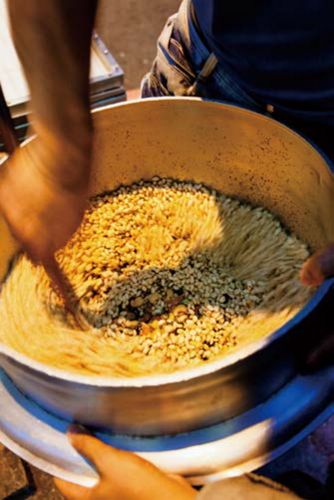 After the rice has expanded, maltose, mixed nuts, peanuts, and otheringredients are added.