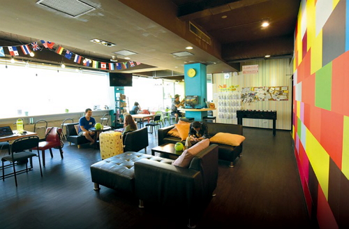 The bright, spacious, and colorfullobby allows guests to feel the passion and vitality of this hostel.