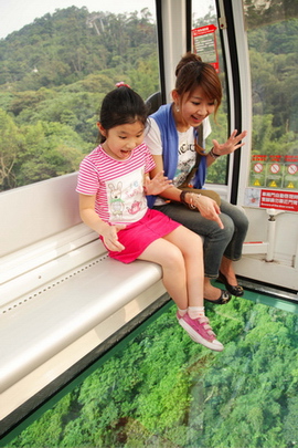 passengers taking Maokong Gondola
