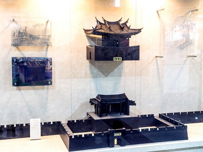 The 'Li Zheng Chong Xi--Cheng En Jing Fu' public art installation is worth taking the time to stop and admire.