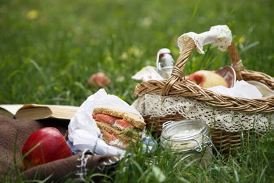 Picnic food is mainly simple and easy to carry. Picnic food is mainly simple and easy to carry.