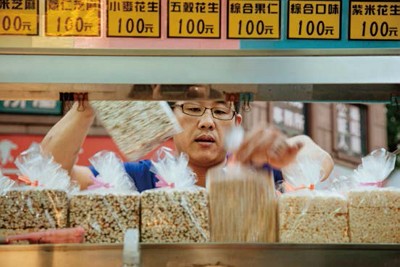 The shapes and flavors of puffed rice cakes are constantly changing. Fumi Puffed Rice Cakes are available in more than 10 flavors, both salty and sweet, and puffed rice lollipops are also sold.