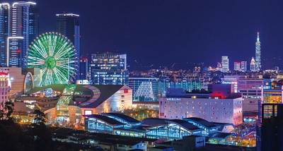 From Jiannan Mountain, there are views of a slowly revolving, colorful Ferris wheel under enchanting moonlight.