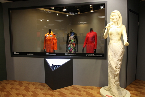In the reproduction of classics exhibition area, the clothing and accessories worn by Teresa Teng are on display.