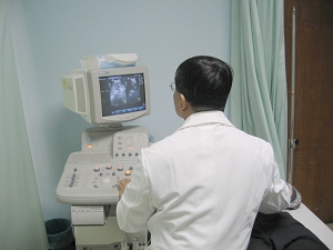 醫師操作腹部超音波儀幫病人作檢查