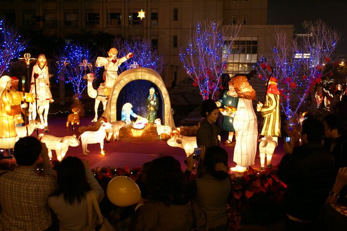 (另開視窗)2006聖誕節燈會人偶裝飾近拍