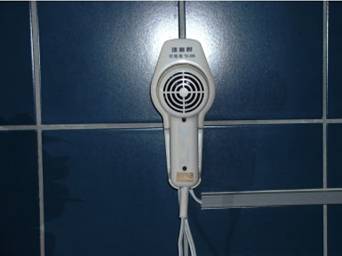 公廁內裝置吹風機