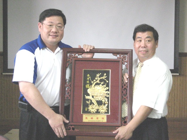 張區長代表本所贈予頭份鎮公所金鉑畫乙幅