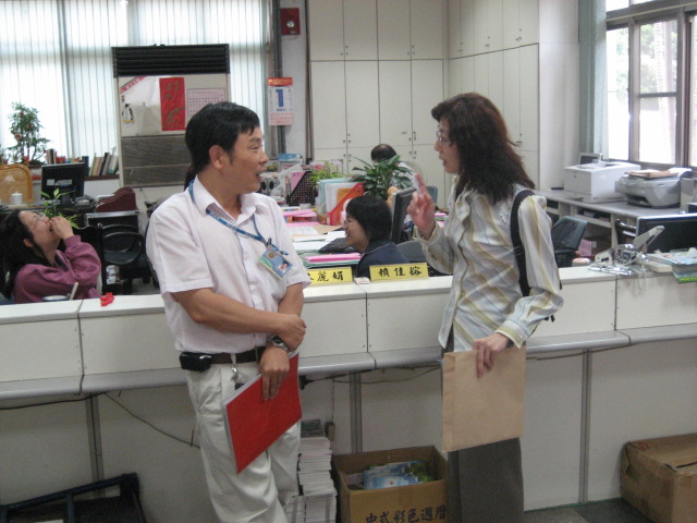 本所同仁與鎮公所民政課長進行深入之業務交流