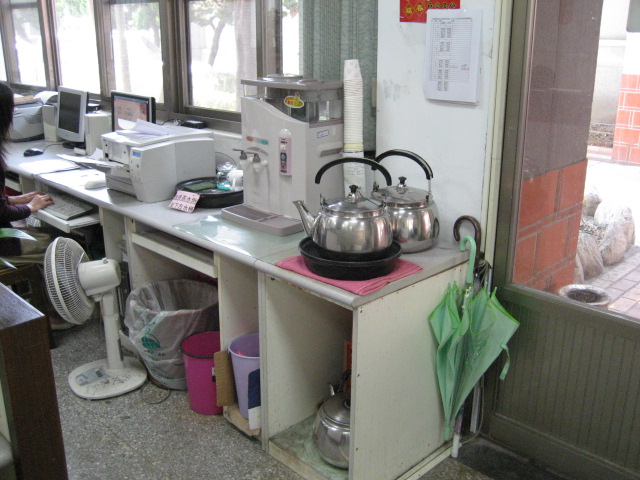 頭份鎮公所提供奉茶服務