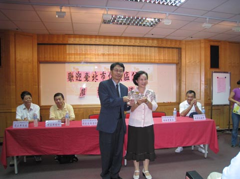 本區程副區長國文致贈水晶琉璃予烏來鄉公所
