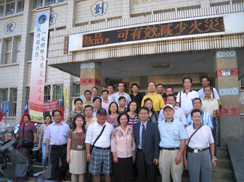 本所參訪團與烏來鄉公所人員於烏來鄉公所前合影