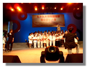 25年資深護理人員頒獎完畢後於台上合影（第2排左起第6位）