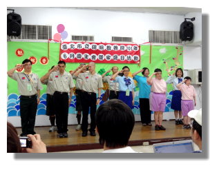 陽明自強團軍團代表上台示範「稍息、立正、敬禮」等童軍禮儀。
