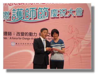 會場由臺北市陳副市長雄文頒贈獎座給本院獲獎護士許惠美。