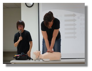 醫院急救教學小組護理師進行同仁CPR及AED自動電擊器操作考核。