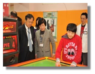 鍾董事長維永與孫院長麗珠於遊戲室中與院生互動。