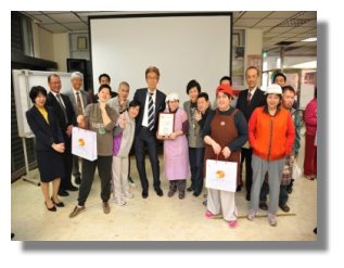 孫院長麗珠與院生回贈貴賓們感謝狀及院生製作之糕餅。