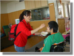 入區關懷寶貝們並協助餵食