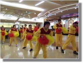 本院快樂天使啦啦隊盡情熱舞帶動全場氣氛