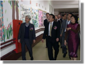 院長為局長及小椋會長講解院生平日生活照片