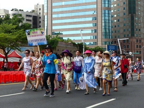 新移民萬華風情隊抵達市民廣場