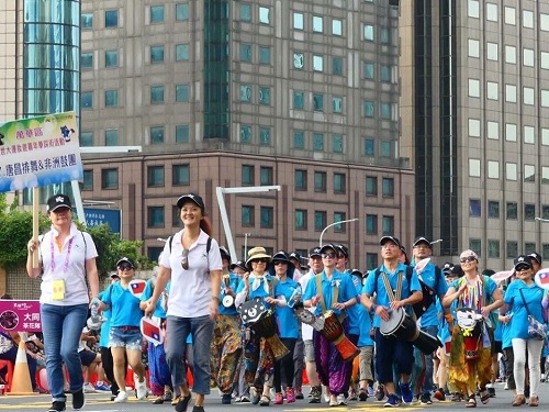 新移民非洲鼓隊遊街情形