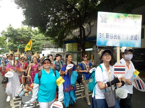 新移民泰國隊盛裝打扮遊街