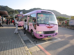 Providing shuttle bus service when the Maokong Gondola is temporarily suspended.
