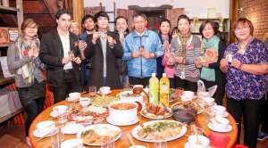 市長與外籍朋友於迪化街稻舍共同享用溫馨團圓飯