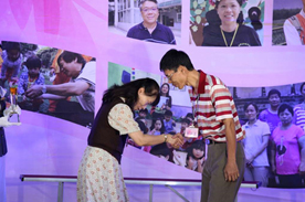 何副局長向受獎人郭宗益老師握手致上最高敬意