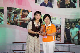 何副局長頒獎座給受獎人黃雪娥女士