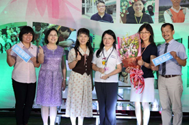 何副局長與蕭素英女士及南港高中團隊合影