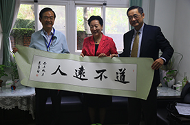 臺北市政府教育局湯局長志民(左1)接受天津市教育學會致贈墨寶