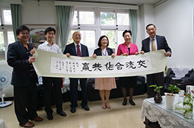 臺北市教師研習中心楊主任淑妃(右3)代表接受天津市教育學會致贈墨寶