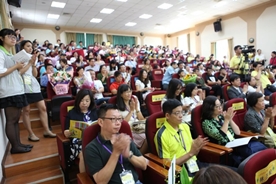 教師研習中心演講廳座無虛席給予受獎人滿滿的祝福