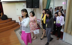 何副局長帶領受獎人進入表揚典禮會場