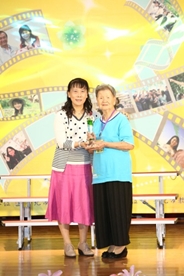 何副局長頒獎座給受獎人邱寶珠女士